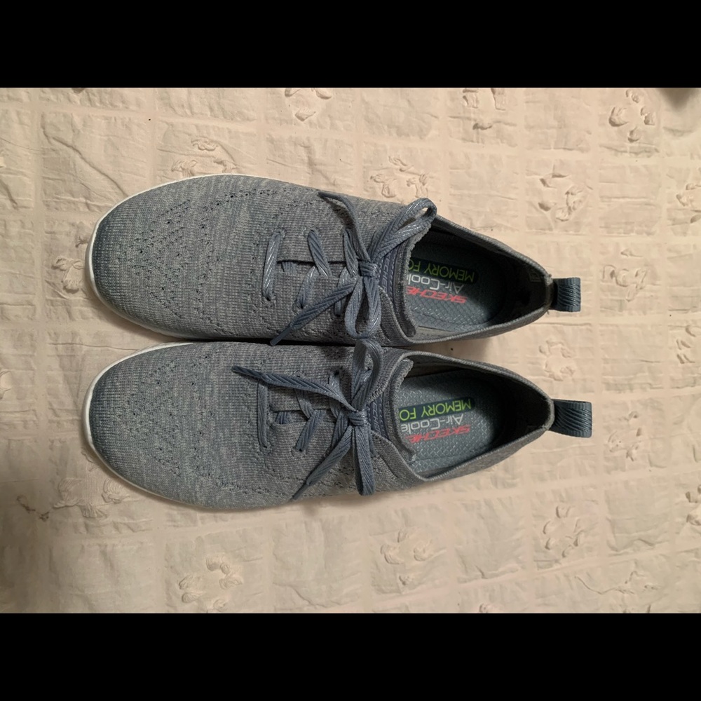 Sketchers tennis shoes